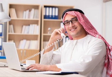 Ofiste çalışan Arap işadamı.