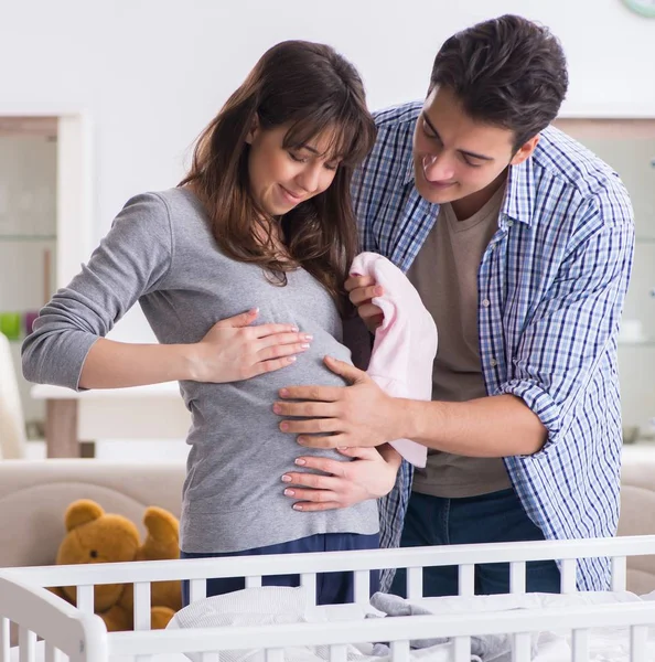 Jonge ouders verwachten hun eerste baby — Stockfoto