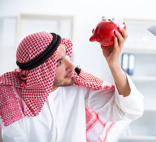 Arabischer Geschäftsmann arbeitet im Büro — Stockfoto