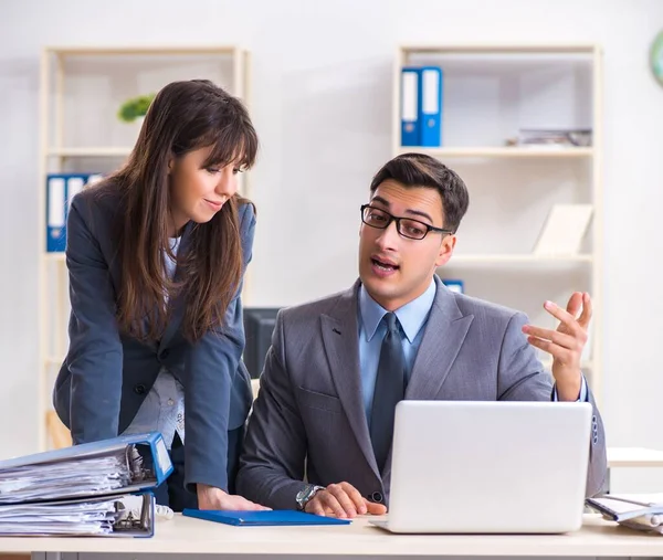 Uomo e donna che lavorano in ufficio — Foto Stock