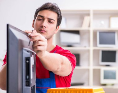 Profesyonel tamir mühendisi bozuk televizyonu tamir ediyor.