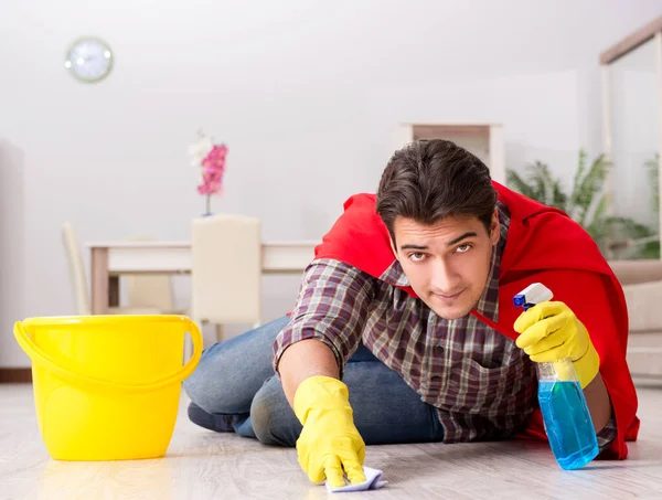 Super eroe marito pulizia pavimento a casa — Foto Stock