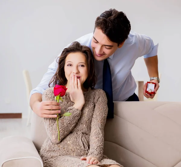 Conceito romântico com o homem fazendo proposta de casamento — Fotografia de Stock