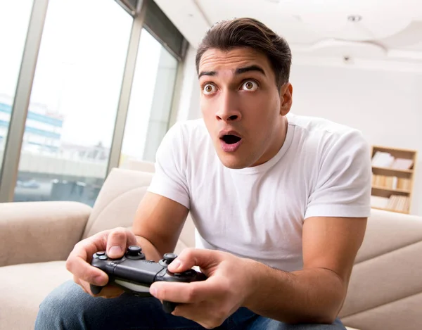 Homem viciado em jogos de computador — Fotografia de Stock