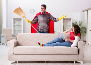 Süper kahraman koca karısına evde yardım ediyor.