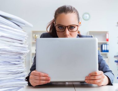 Evrak işleriyle uğraşan yorgun bir iş kadını.