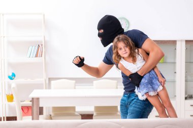 Küçük kızla çocuk ticareti ve istismar kavramı