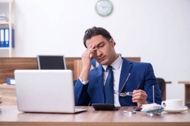 Ofiste çalışan genç bir iş adamı.