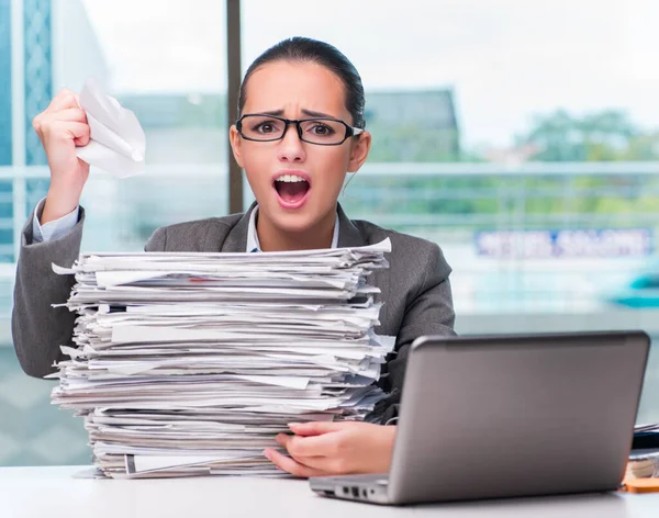 Junge Geschäftsfrau arbeitet im Büro — Stockfoto