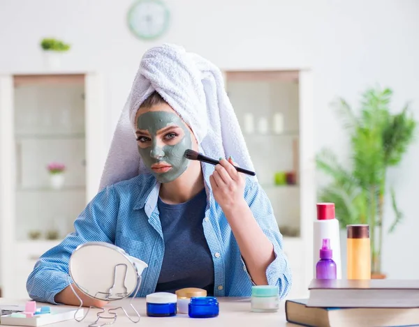 Femme appliquant masque en argile avec brosse à la maison — Photo