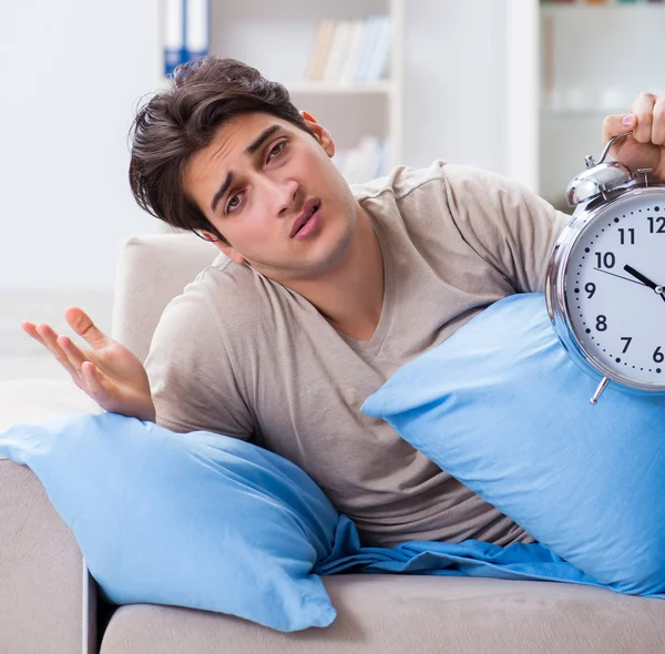 Homem com dificuldade em acordar com despertador — Fotografia de Stock