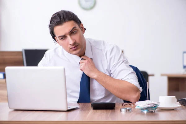 Junger männlicher Geschäftsmann arbeitet im Büro — Stockfoto