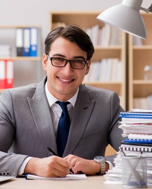 ofiste çalışan yakışıklı işadamı