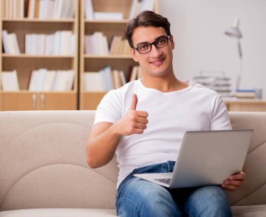 Kanepede oturan adam.