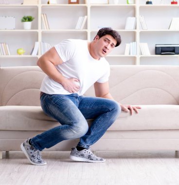 Midesi bulanan ve kusan bir adam.