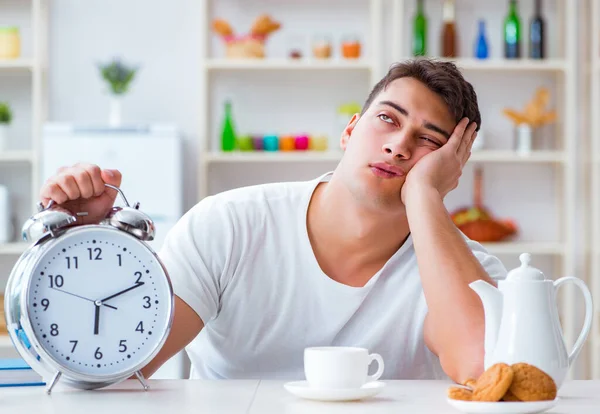 Homme avec réveil s'endormant au petit déjeuner — Photo