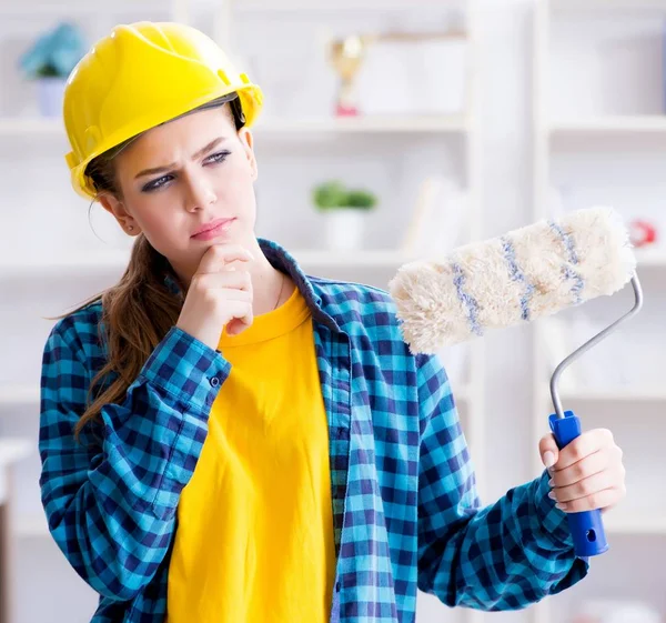 Jonge vrouw die thuis schildert — Stockfoto