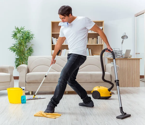 Man husband cleaning the house helping wife — Stock Photo, Image