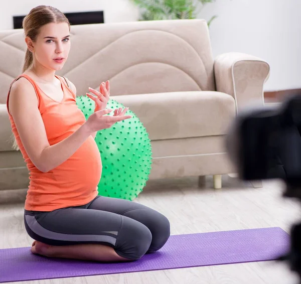 Kobieta w ciąży nagrywania wideo na blogu i vlog — Zdjęcie stockowe