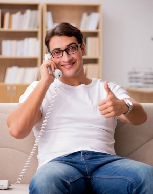 Koltukta yalan telefonda konuşan genç adam