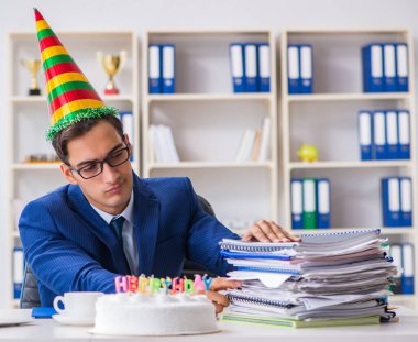 Adam ofiste doğum gününü kutluyor.