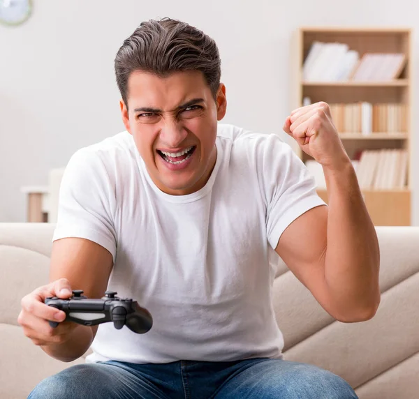 Man verslaafd aan computerspelletjes — Stockfoto