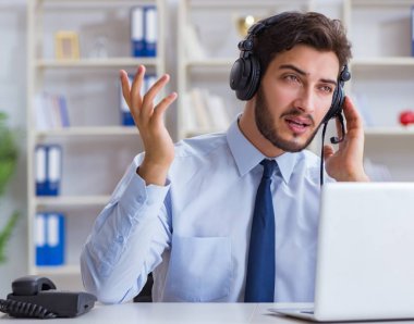 Ofiste çalışan çağrı merkezi çalışanı