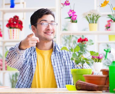 Bahçıvan çiçekçide çalışıyor. Çiçekçide çalışıyor.