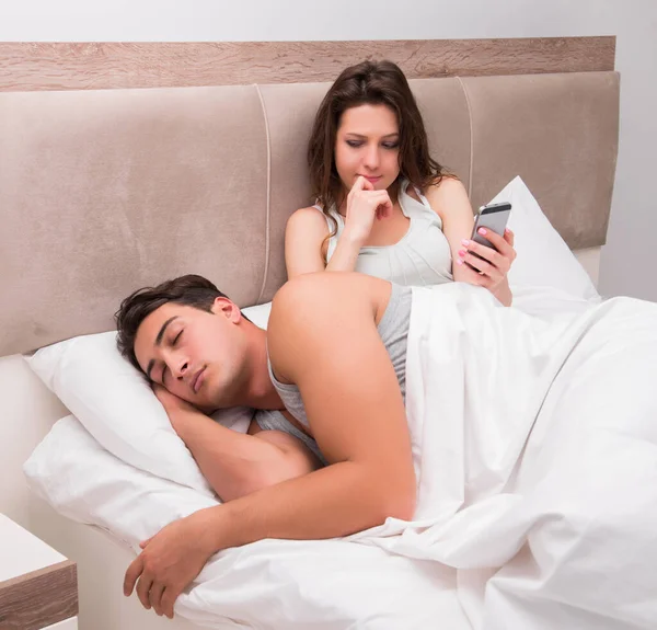 Esposa leyendo a sus maridos mensajes SMS de texto — Foto de Stock