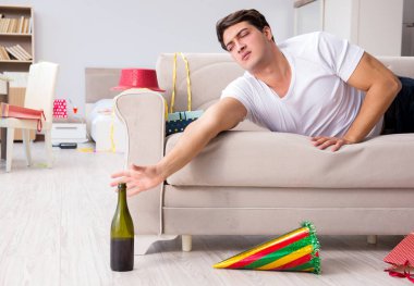 Adam evde ağır parti sonra