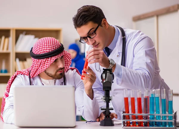 Concepto de diversidad con los médicos en el hospital — Foto de Stock