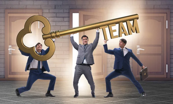 Geschäftsleute mit riesigem Schlüssel im Teamkonzept — Stockfoto