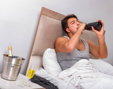 Sonra parti - kalıntı kavramı yatakta adam