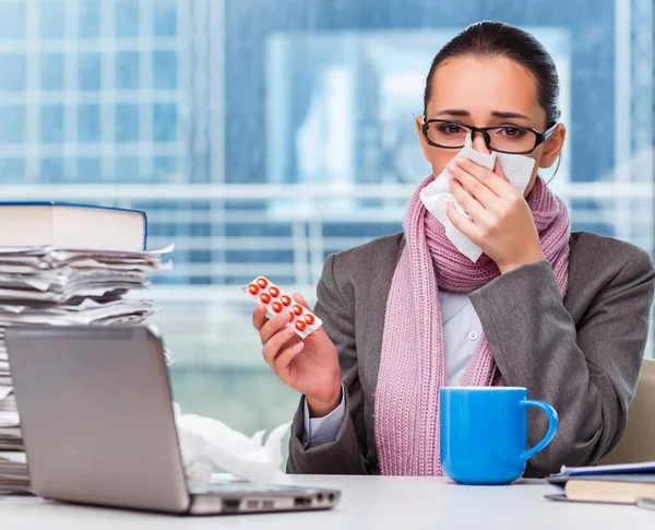 Jeune femme d'affaires malade au bureau — Photo