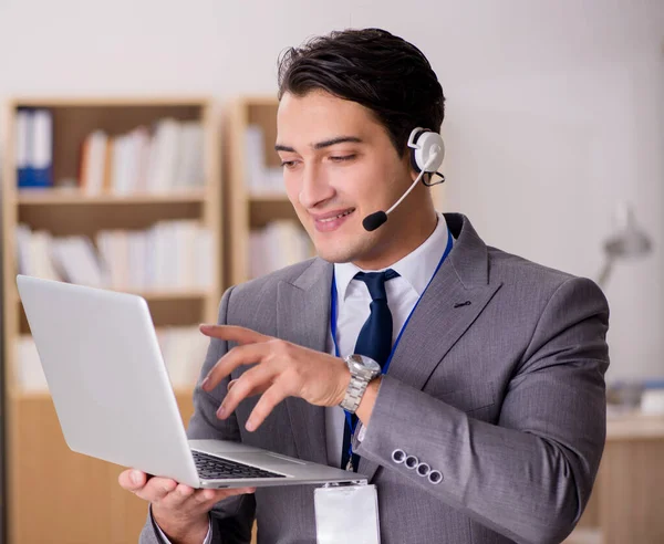 Hermoso empleado de servicio al cliente con auriculares — Foto de Stock