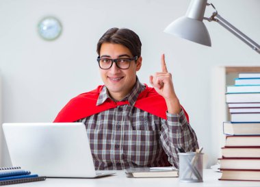 Sınavlara çalışan süper kahraman öğrenci.