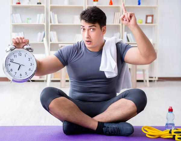 Jovem se exercitando em casa em esportes e estilo de vida saudável con — Fotografia de Stock