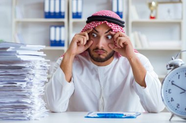 Ofiste çalışan Arap işadamı bir Pi ile evrak işi yapıyor.