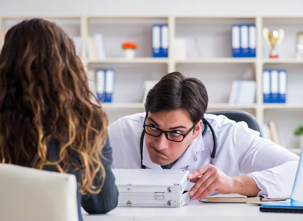 Ung läkare i sjukförsäkring bedrägeri koncept — Stockfoto