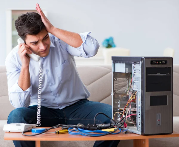 Cliente enojado tratando de reparar el ordenador con soporte telefónico — Foto de Stock