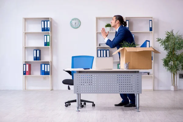 Junge Mitarbeiter werden entlassen — Stockfoto