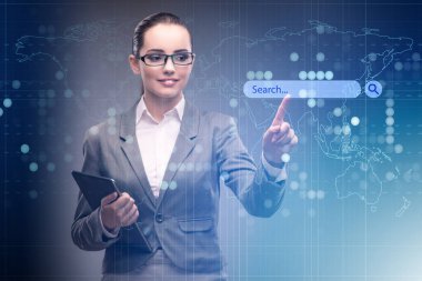 İş adamı tuşuna basılı arama kavramı