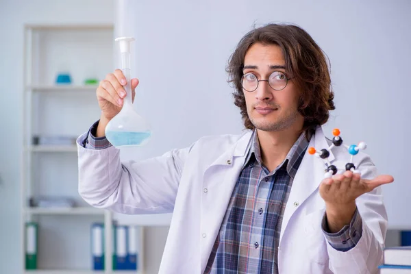 Chemistry lecturer during lecture in college — Stock Photo, Image