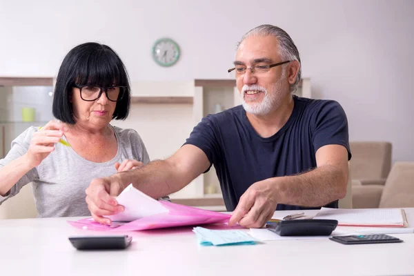 Pareja mayor discutiendo planes financieros — Foto de Stock