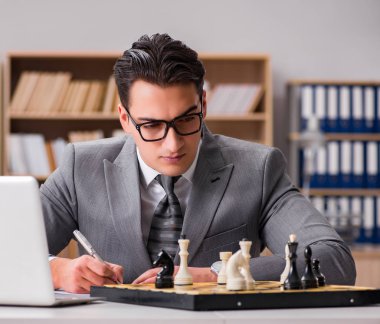 genç işadamı ofiste satranç oynamayı
