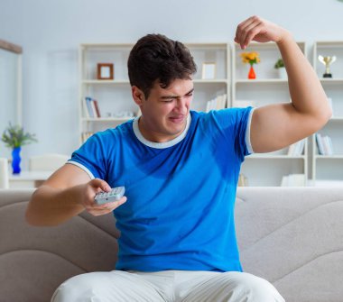 Adamın evde aşırı derecede terlemesi ve kötü kokması.