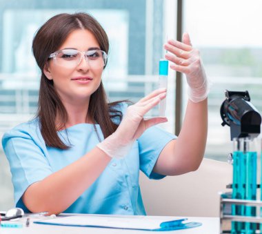 Laboratuarda çalışan genç kadın doktor