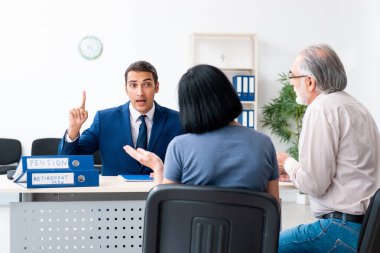 Finansal danışman yaşlı çifte emeklilik tavsiyesi veriyor