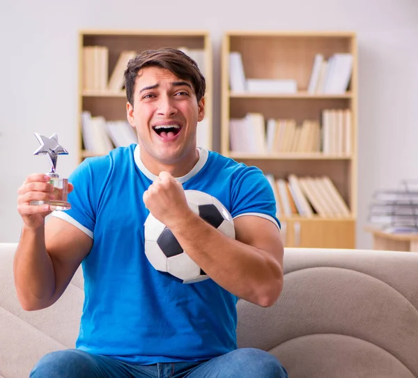 Uomo guardando il calcio a casa seduto sul divano — Foto Stock