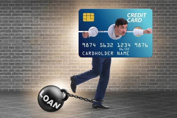 Empresário no conceito de carga de cartão de crédito em pelourinho — Fotografia de Stock